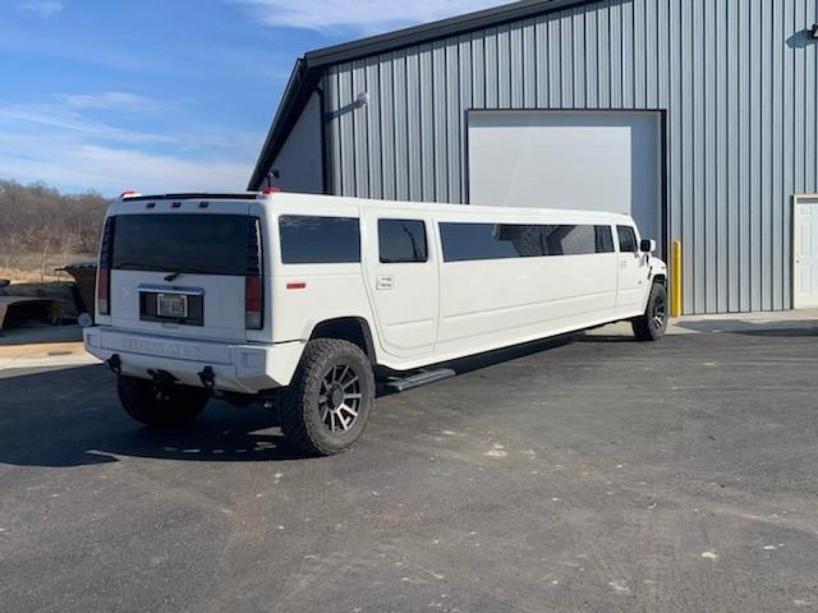 2005 White /White/Black Hummer H2 , located at 1725 US-68 N, Bellefontaine, OH, 43311, (937) 592-5466, 40.387783, -83.752388 - 2005 Hummer H2 175" SUV VIP Limousine, White w/White/black leather interior, Front/Rear Ait, Flat Screens, AM/FM/CD reconditioned Interior, LOADED - Photo #17